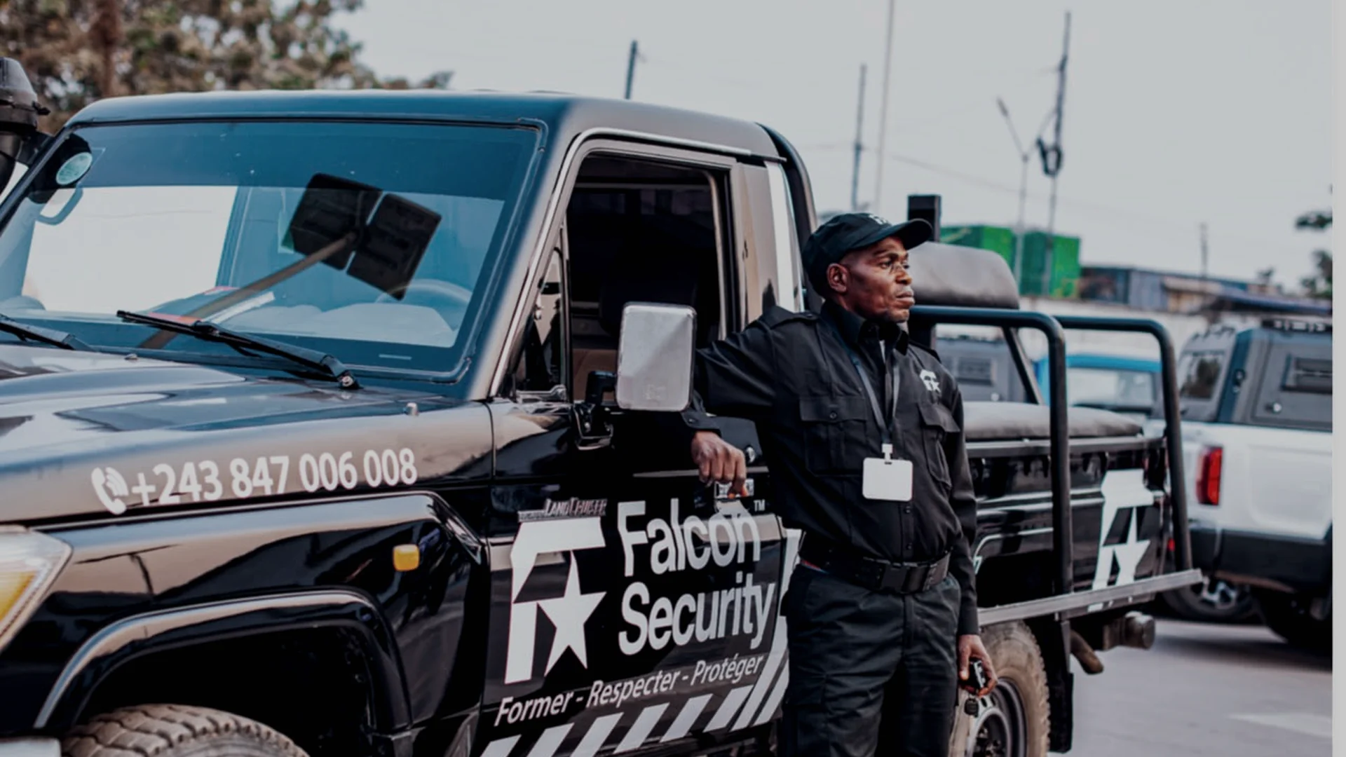 Agente Falcon Security coordonnant une opération depuis un véhicule d'intervention
