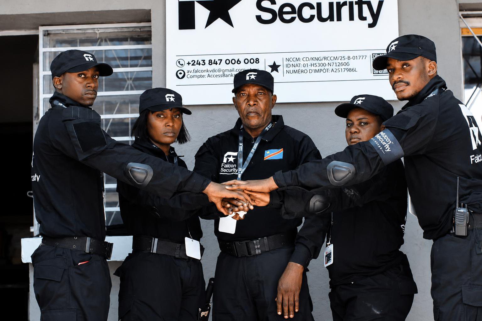 Agents Falcon Security unissant leurs mains